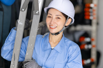 女性　作業員　メンテナンス　脚立　工事