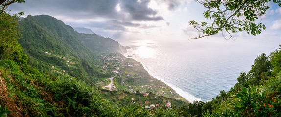 Sch&ouml;ne Berg und Meer Landschaft in Madeira Insel. Reise nach Portugal. Panorama Blick auf Natur Strand.