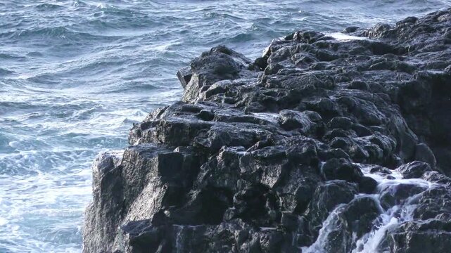 kraftvolle Wellen brechen auf Felsen - Atmosph&auml;re von Energie und Naturgewalt, Gischt, Wasser, K&uuml;stenlandschaft, Energie, Meer, Ozean, aufgew&uuml;hlt
