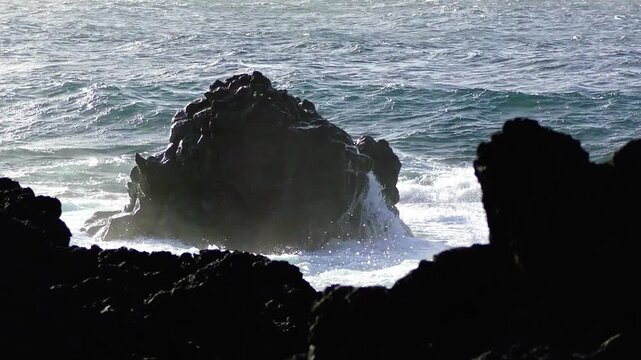 kraftvolle Wellen brechen auf Felsen - Atmosph&auml;re von Energie und Naturgewalt, Gischt, Wasser, K&uuml;stenlandschaft, Energie, Meer, Ozean, aufgew&uuml;hlt
