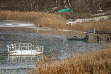 See mit Schilfrohr im Winter 