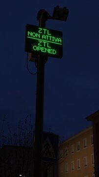Vertical: Electronic road sign displaying &ldquo;ZTL non attiva&rdquo; message at night in an Italian city, indicating that the restricted traffic zone is currently inactive.