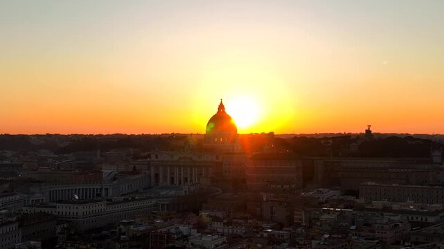 Gruppo di 9 clip video - la cupola pi&ugrave; famosa al mondo. La Basilica di San Pietro, Roma, Italia.
Ripresa aera con drone della cupola vista da diverse prospettive.