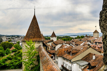 Murten, Altstadt, Altstadthäuser, Dächer, Turm, Schloss, Ringmauer, Rundgang, Pulverturm, Rathaus, Stadtrundgang, Murtensee, Sommer, Fribourg, Schweiz © bill_17