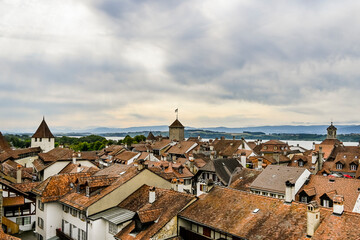 Murten, Altstadt, Altstadthäuser, Dächer, Turm, Schloss, Ringmauer, Rundgang, Pulverturm, Rathaus, Stadtrundgang, Murtensee, Sommer, Fribourg, Schweiz © bill_17