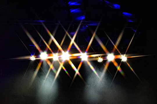 コンサートホール 天井構造と舞台照明 光が交差する瞬間／Stage lights crossing under concert hall ceiling