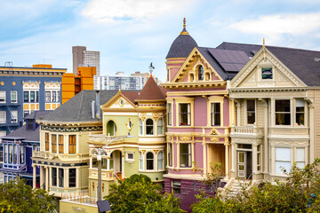 Obraz premium Painted Ladies and San Francisco Downtown View California