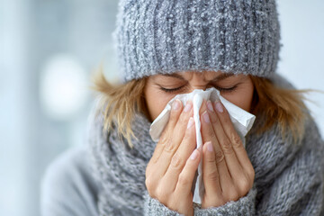 Frau mit einer Erk&auml;ltung schn&auml;uzt in ein Taschentuch, Generative AI