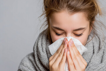 Frau mit einer Erk&auml;ltung schn&auml;uzt in ein Taschentuch, Generative AI
