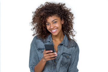 L&auml;chelnde junge Afroamerikanerin benutzt ihr Handy, freigestellt vor wei&szlig;em Hintergrund, Generative AI