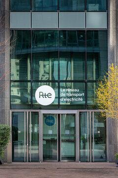 La D&eacute;fense, France - 8 f&eacute;vrier 2026: Entr&eacute;e d'un b&acirc;timent de RTE (R&eacute;seau de transport d'&eacute;lectricit&eacute;), gestionnaire du r&eacute;seau public de transport d'&eacute;lectricit&eacute; en France