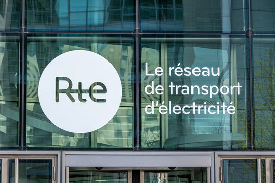 La D&eacute;fense, France - 8 f&eacute;vrier 2026: Enseigne et logo &agrave; l'entr&eacute;e d'un b&acirc;timent de RTE (R&eacute;seau de transport d'&eacute;lectricit&eacute;), gestionnaire du r&eacute;seau public de transport d'&eacute;lectricit&eacute; en France