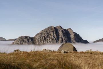 Naklejka premium Wonderful camping scene with a tent above a cloud inversion weather in Snowdonia, UK