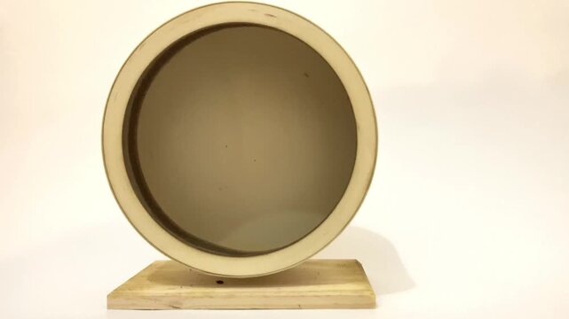 Rueda de madera para hamster en movimiento.