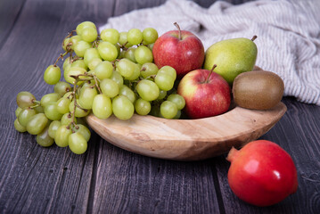 Owoce w drewnianej misie © Katarzyna