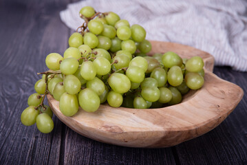 Winogron w drewnianej misie © Katarzyna