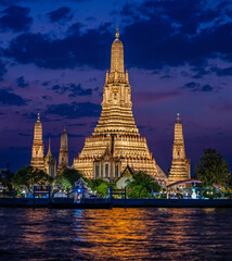 Fototapeta premium Bangkok, Thailand, January 22, 2026: Wat Arun Ratchawararam Temple at blue hour in Bangkok