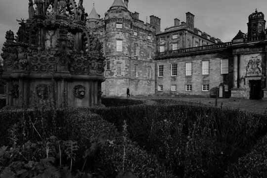 Perspective inclin&eacute;e d&rsquo;un tonneau devant le Ch&acirc;teau d&rsquo;&Eacute;dimbourg en noir et blanc