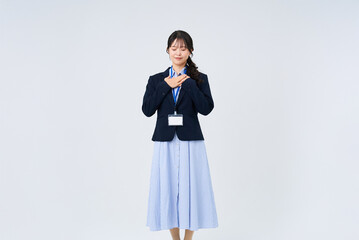 胸に手を当てるポーズをするビジネスウーマン