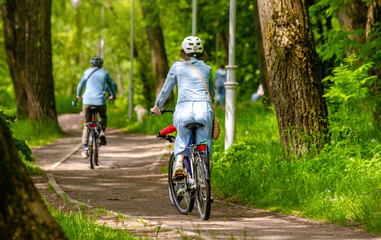 Naklejka premium Cyclist ride on the bike path in the city Park 