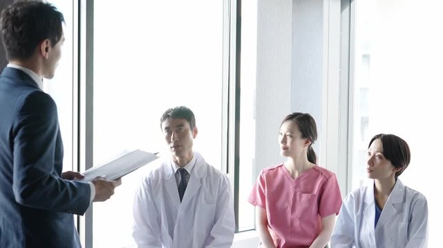 医療従事者に説明をするMR