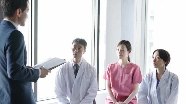 医療従事者に説明をするMR