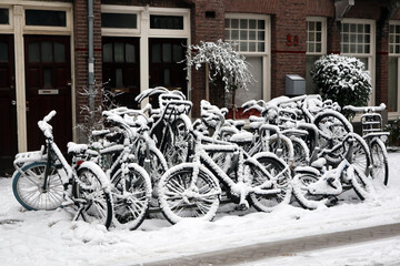 Obraz premium winter in the city. the bike is parked in the snow.