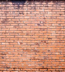 Obraz premium Weathered Brick Wall with Light Snowfall Background