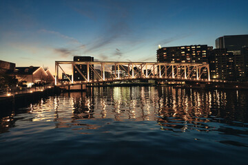 運河にかかるライトアップされた橋