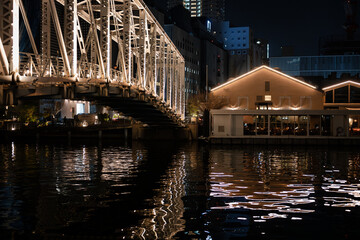 運河にかかるライトアップされた橋