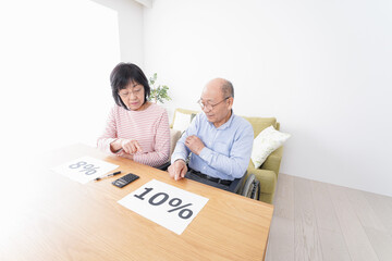 消費税増税を心配する老夫婦