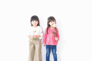 お花を持つ女の子たち