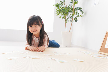 英語のお勉強をする子ども