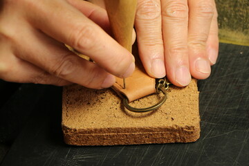 レザークラフトでキーホルダーを作り