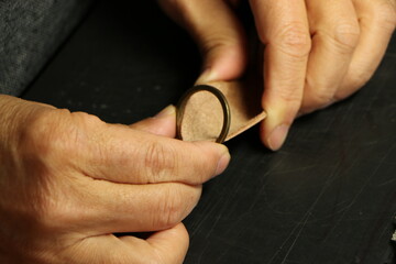 レザークラフトでキーホルダーを作り