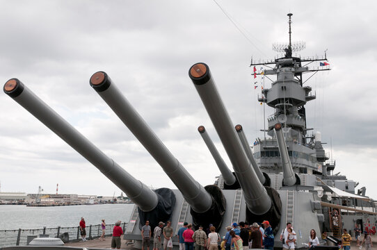 USA, Hawaii, Oahu, Honolulu.  Pearl Harbor.  Main guns on the deck of the Battleship, USS Missouri.
