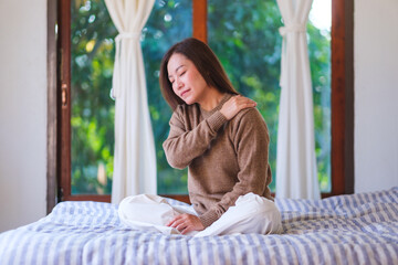Obraz premium Portrait image of a woman suffering from shoulder and back ache