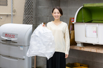 ゴミを出す女性