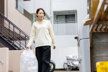 ゴミを出す女性
