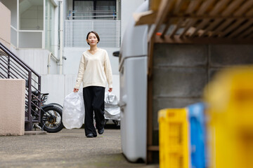 ゴミを出す女性
