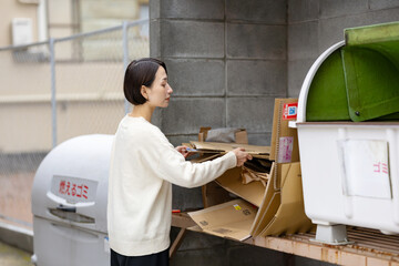 ゴミを出す女性