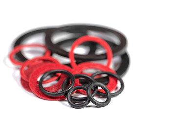 Verschiedene Dichtringe vor wei&szlig;em Hintergrund