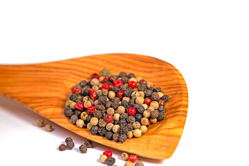 Bunte Pfefferkörner auf einem Holzlöffel