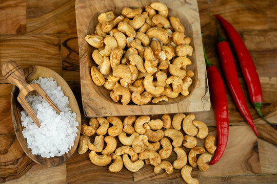 N&uuml;sse vom Cashew Baum Anacardium occidentale mit Chilli und Meersalz