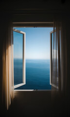 Hermosa vista al oc&eacute;ano azul y horizonte despejado a trav&eacute;s de una ventana abierta desde una habitaci&oacute;n oscura