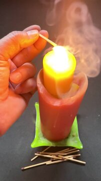 Encendiendo vela con llama, fuego, humo m&aacute;gico y cerilla con efecto especial