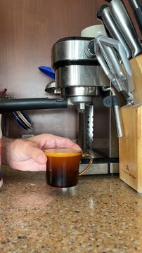 Preparando caf&eacute; expreso en cafetera de m&aacute;quina proceso time lapse