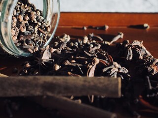 말린 향신료 스타아니스홀, 팔각향, 시나몬, 정향