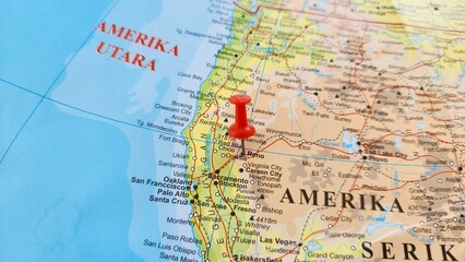 Naklejka premium View of Reno, City in and county seat of Washoe County, Nevada, United States, on a geographical map of America, marked with red push pin