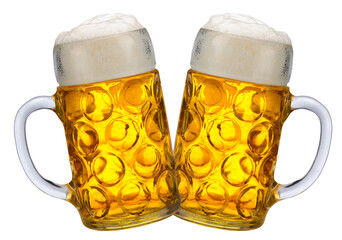 Bier im traditionellen bayerischen Masskrug zum Oktoberfest und isoliert als Freisteller über...